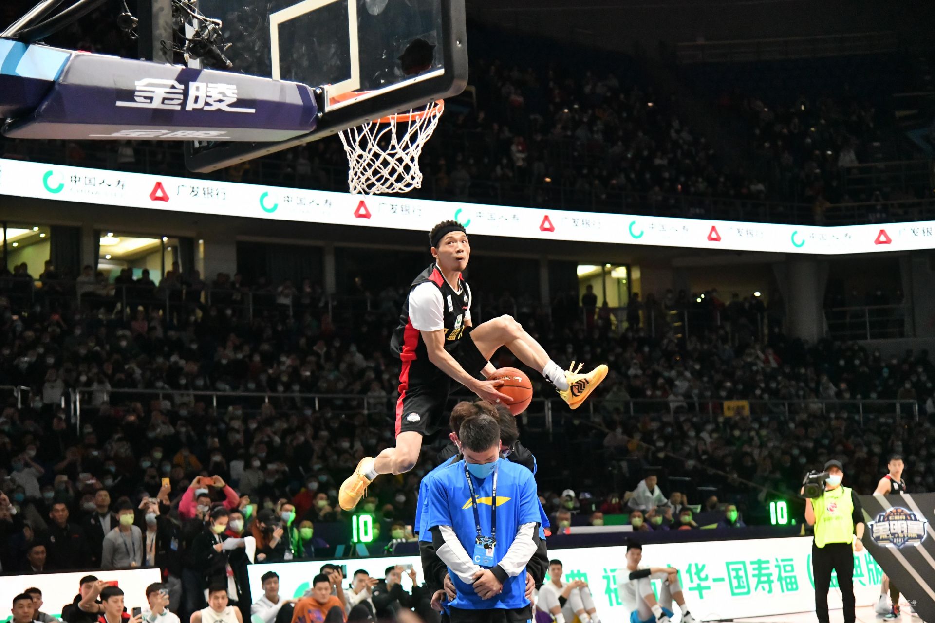 魔笛：没有穆帅我不会去皇马；刚到时C罗对我说“终于来了”（莫德里奇：若无穆里尼奥我难赴皇马；初到时C罗对我说“终于来了”）