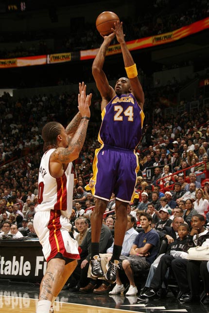 争议判罚点燃全场，两队差点动手（争议吹罚引爆火药味，双方险些爆发冲突）