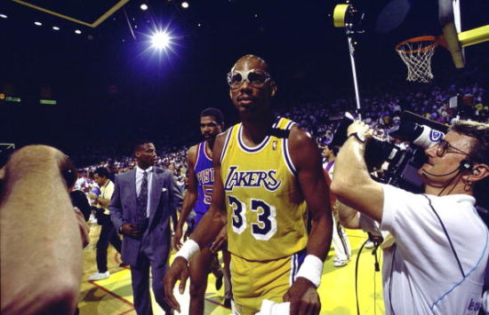 25岁圆神再建功：狂奔压迫 凌空外脚背进空门！16场8球4助（25岁圆神再度发威：狂奔逼抢后外脚背凌空破门，16战8球4助）