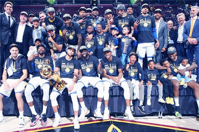 不满判罚，西蒙尼向裁判抗议：你不会给维尼修斯出牌的（西蒙尼不满判罚，质问裁判：为何不向维尼修斯出牌？）